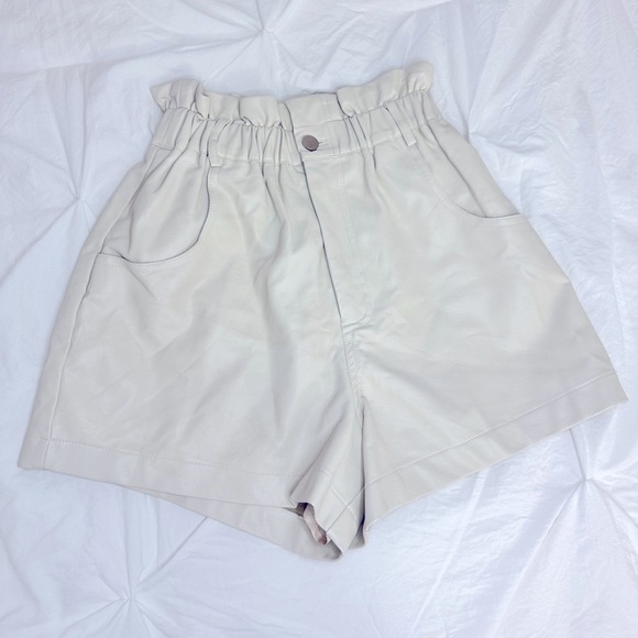 Astr Pants - ASTR the Label Petunia Faux Leather Cream Shorts Size XS